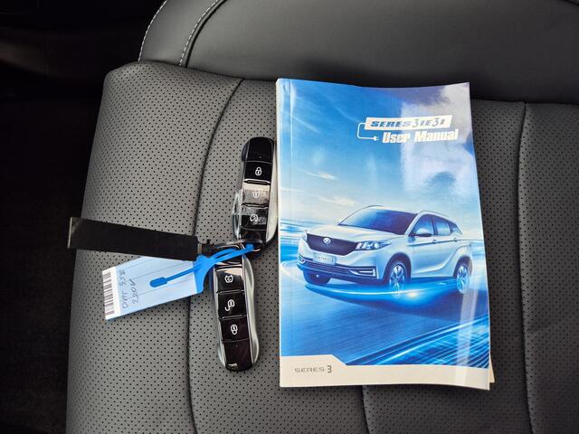 Seres 3 52kWh Automaat / Private Lease vanaf ¤499 Per Maand/ 12.679 Euro onder Nieuwprijs / 20/5/2027 Garantie / WLTP bereik 327 km / Schuif/-Kanteldak / Rondomzicht Camera / Stoelverwarming voor / Mirror voor Google Maps Navigatie / Lederenbekleding