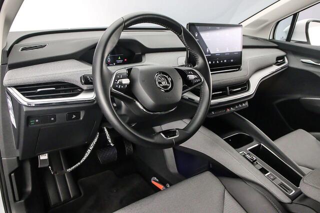 Skoda Enyaq iV 60 180pk Automaat Trekhaak, Navigatie, Adaptive cruise control, Parkeersensor achter, DAB, Radio, Airco, LED verlichting, App connect, Keyless start