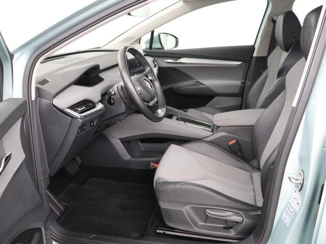 Skoda Enyaq iV 80 | Panoramadak | Trekhaak | Stoelverwarming | Camera | Sfeerverlichting | Carplay | Navigatie | Achterbankverwarming | Full LED | Parkeerhulp | Cruise control