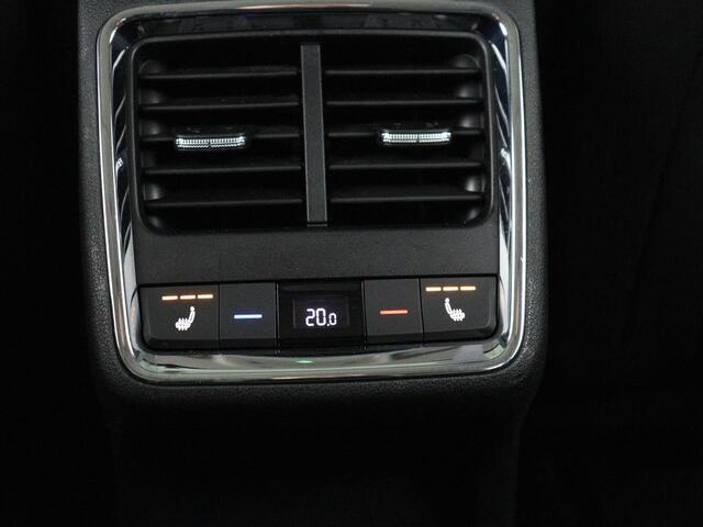 Skoda Enyaq iV 80 | Panoramadak | Trekhaak | Stoelverwarming | Camera | Sfeerverlichting | Carplay | Navigatie | Achterbankverwarming | Full LED | Parkeerhulp | Cruise control