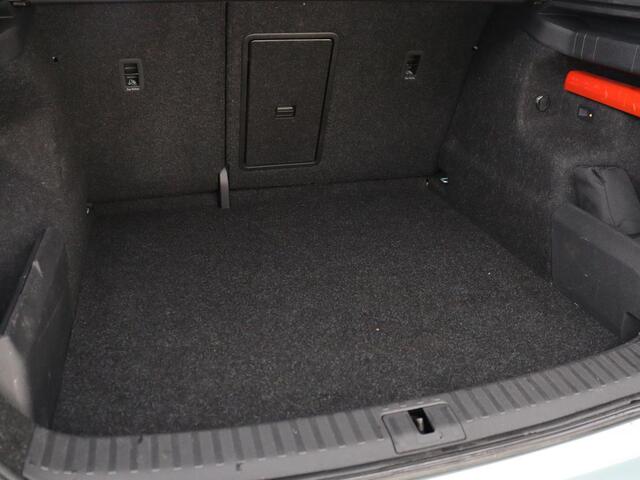 Skoda Enyaq iV 60 | Trekhaak | Carplay | Camera | Half leder | Navigatie | Parkeerhulp | Sfeerverlichting | Cruise control | Full LED | 19'' | Climate control