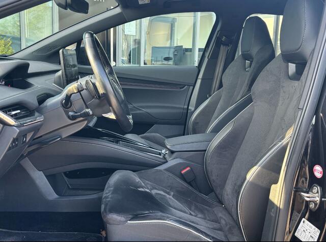 Skoda Enyaq iV 80 Sportline / Full option! / Trekhaak / Panoramadak / 360Camera / Head-up / Leder&Alcantara / 21'' / CarPlay / Stoelverwarming 4x / Dodehoek / DAB / ACC / Warmtepomp / Zonescherm Zijruiten