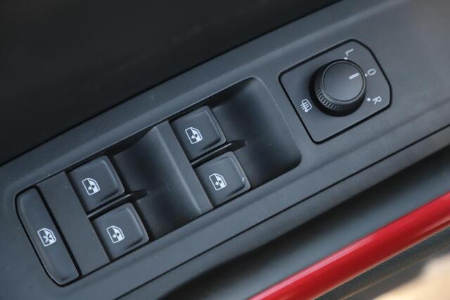 Skoda FABIA 1.0 TSI Monte Carlo Two Tone Navigatie Carplay Android 16 inch LMV Clima Cruise Parkeersensor