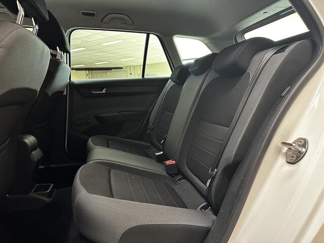 Skoda FABIA Combi 1.0 TSI Ambition/ Trekhaak/ Cruise Control/ Airco/ Bluetooth/ Apple+Android/ USB/ Isofix/ Navi /PDC/ Elek.Pakket/ Multi stuur/ Dagrijverlichting LED/ Mistlampen/ Armsteun/ Dakrails.