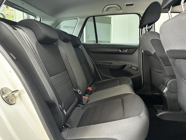 Skoda FABIA Combi 1.0 TSI Ambition/ Trekhaak/ Cruise Control/ Airco/ Bluetooth/ Apple+Android/ USB/ Isofix/ Navi /PDC/ Elek.Pakket/ Multi stuur/ Dagrijverlichting LED/ Mistlampen/ Armsteun/ Dakrails.