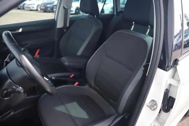Skoda FABIA Combi 1.0 TSI Ambition 95PK Trekhaak Navigatie Carplay Android Bluetooth Parkeersensor Getint Glas
