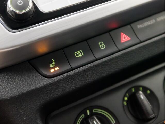 Skoda FABIA Combi 1.2 TSI Sport (APPLE CARPLAY, NAVIGATIE, STOELVERWARMING, CRUISE, SPORTSTOELEN, PARKEERSENSOREN, GETINT GLAS, NIEUWE APK, NIEUWSTAAT)