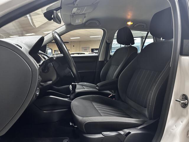 Skoda FABIA Combi 1.0 TSI Style/ Trekhaak/ PDC V+A/ Extra getint Glas/ DAB+/ 15'' LMV/ Apple + Android/ Navi/ Clima/ Cruise/ Elek. pakket/ Isofix/ Bluetooth/ Multi. LEDER. Stuur/ Mistl./ LED Dagrijverl./ Dakrails.