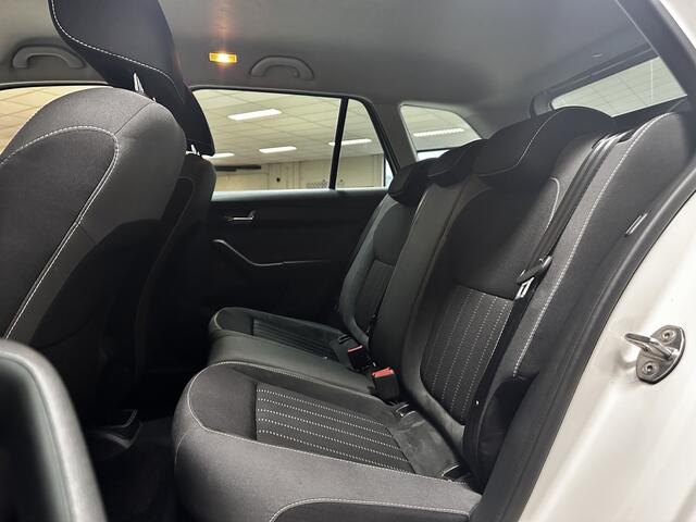 Skoda FABIA Combi 1.0 TSI Style/ Trekhaak/ PDC V+A/ Extra getint Glas/ DAB+/ 15'' LMV/ Apple + Android/ Navi/ Clima/ Cruise/ Elek. pakket/ Isofix/ Bluetooth/ Multi. LEDER. Stuur/ Mistl./ LED Dagrijverl./ Dakrails.