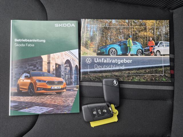 Skoda FABIA 1.0 TSI Monte Carlo Automaat / Digitale cockpit / Apple Carplay Android Auto / Stuur-, en Stoel verwarming / Achteruitrijcamera / Keyless Entry/Start / Cruise control / Trekgewicht 1100 kg / Parkeersensoren voor en achter / Climate control /