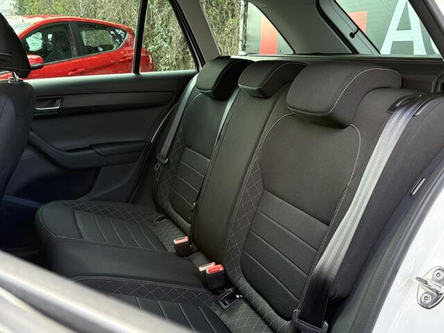 Skoda FABIA Combi 1.0 Style Business - Navigatie - Climate Controle - Trekhaak - Parkeersens V+A