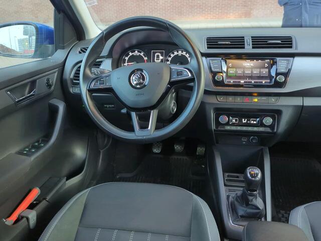 Skoda FABIA 1.0 TSI Style / Carplay / 15 Inch / Parkeersensoren / climate / Stoelverwarming
