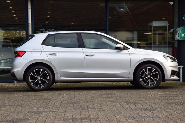 Skoda FABIA 1.0 TSI 96PK Ambition | Rijklaar incl. BOVAG Garantie | Org. NL | 16'' Velgen | All Season Banden | Navigatie | LED Koplampen | PDC Achter | AppleCarplay/AndroidAuto | Airco | DAB |