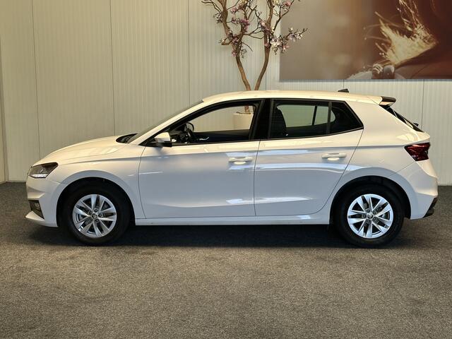 Skoda FABIA 1.0 TSI AMBITION CRUISE CONTROL AIRCO APPLE CARPLAY/ANDROID BLUETOOTH TELEFOON RIJSTROOKSENSOREN 15" LICHTMETALEN VELGEN PDC ZEER MOOI !!