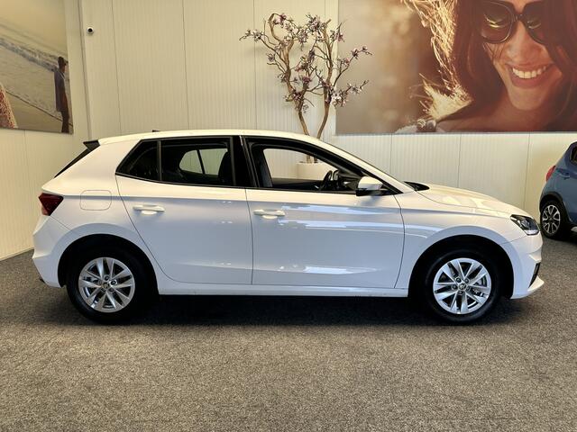Skoda FABIA 1.0 TSI AMBITION CRUISE CONTROL AIRCO APPLE CARPLAY/ANDROID BLUETOOTH TELEFOON RIJSTROOKSENSOREN 15" LICHTMETALEN VELGEN PDC ZEER MOOI !!
