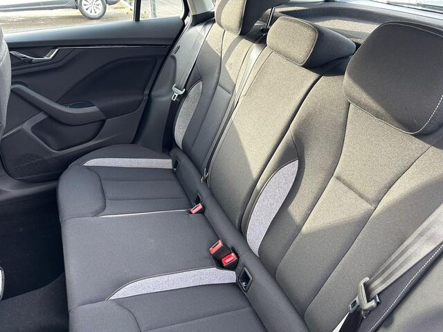 Skoda Kamiq Selection 1.0TSI 85 kW / 115 PK SUV 6 versn. Hand | Trekhaak | Inruilpremie 1500,- | Privatelease 399,- Per maand!