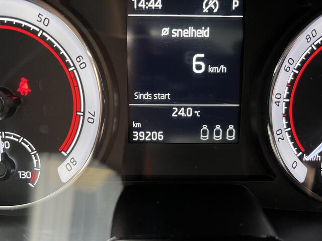 Skoda Kamiq 1.0 TSI Monte Carlo / AUTOMAAT/ PANO/ TREKHAAK/ PARK. SENSOREN/ STUUR-STOELVERWARM./ CRUISE/ ELEK. ACHTERKLEP/ LED/ KEYLESS/ CLIMA/ DAB/ 18" LMV