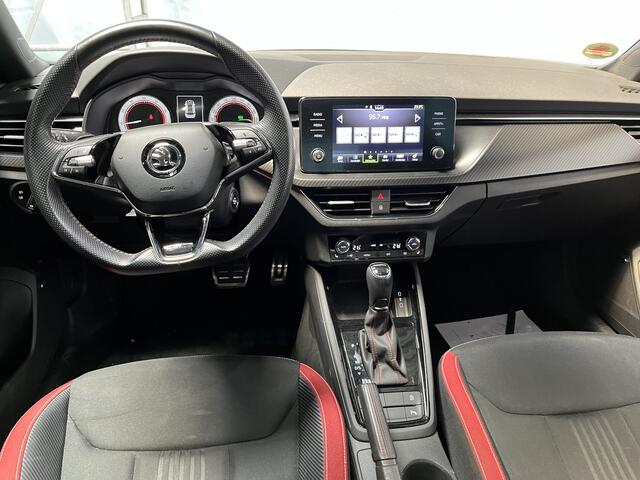 Skoda Kamiq 1.0 TSI Monte Carlo / AUTOMAAT/ PANO/ TREKHAAK/ PARK. SENSOREN/ STUUR-STOELVERWARM./ CRUISE/ ELEK. ACHTERKLEP/ LED/ KEYLESS/ CLIMA/ DAB/ 18" LMV