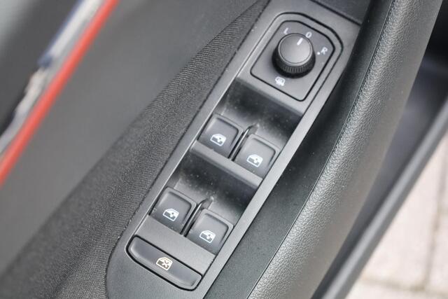 Skoda Kamiq 1.5 TSI ACT Sport Business trekhaak, achteruitrijcamera, 17" LMV, LED verlichting, NL auto dealeronderhouden