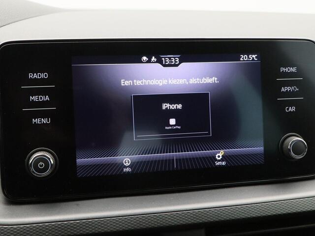 Skoda Kamiq 1.0 TSi 110 Pk Ambition | Adaptive Cruise | Stoel Verwarming | Carplay | Parkeersensoren | Climate Control |Privacy Glass | Digitaal Dashboard | 16 Inch | 18.816 Km!