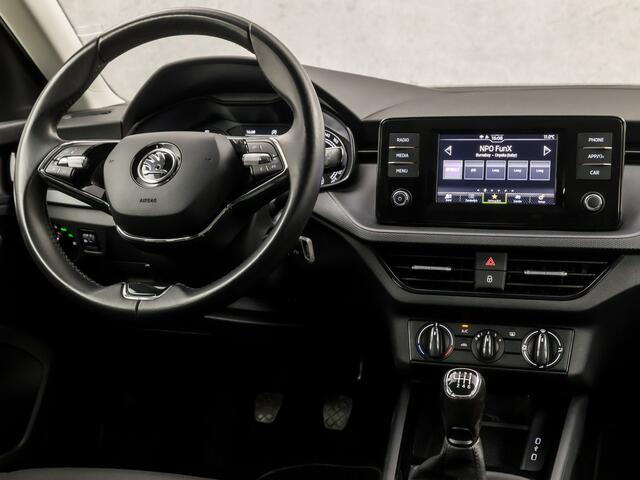 Skoda Kamiq 1.0 TSI Sport (APPLE CARPLAY, CRUISE, LED KOPLAMPEN, SPORTSTOELEN, LM VELGEN, LANE ASSIST, ARMSTEUN, BLUETOOTH, NIEUWE APK, NIEUWSTAAT)