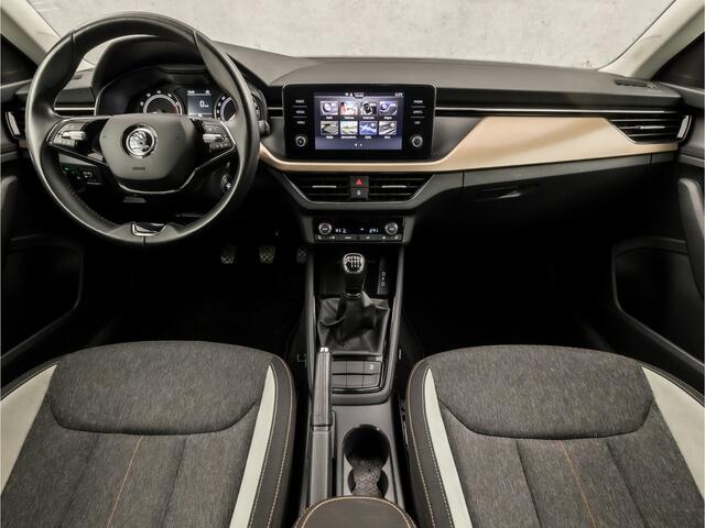 Skoda Kamiq 1.0 TSI Sport (APPLE CARPLAY, CLIMATE, STOELVERWARMING, KEYLESS, SPORTSTOELEN, LED KOPLAMPEN, LM VELGEN, CRUISE, LANE ASSIST, NIEUWSTAAT)
