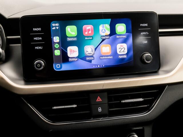 Skoda Kamiq 1.0 TSI Sport (APPLE CARPLAY, CLIMATE, STOELVERWARMING, KEYLESS, SPORTSTOELEN, LED KOPLAMPEN, LM VELGEN, CRUISE, LANE ASSIST, NIEUWSTAAT)
