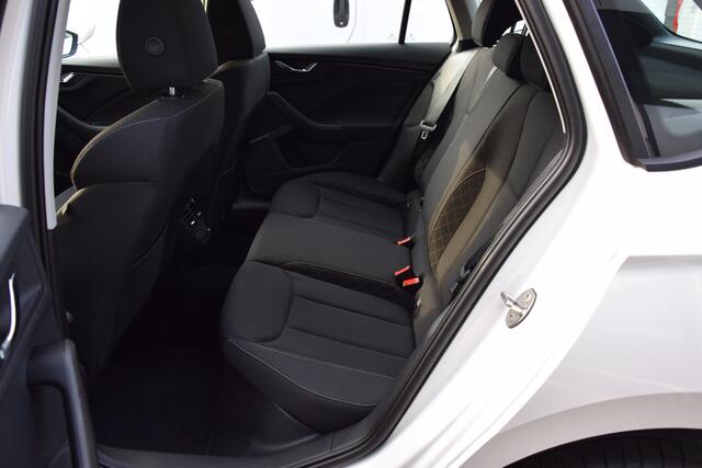 Skoda Kamiq 1.0 TSI Active | BOVAG Garantie | Stoelverwarming | Cruise Control | Airco | Apple Carplay/Android Auto | 16'' Velgen | PDC Achter | LED Verlichting |