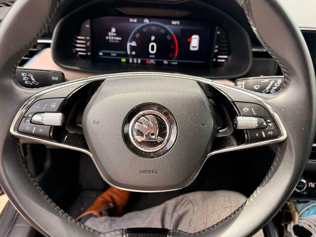 Skoda Kamiq 1.0 TSI Ambition 110pk Automaat | Wegklapbare Trekhaak | Adaptieve Cruise | Stoelverwarming | Achteruitrijcamera