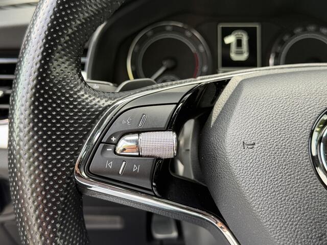 Skoda Kamiq BWJ 2021 | 1.0TSI 111PK Sport Bus AUTOMAAT | CLIMA | SPORTSTOELeN | CARPLAY | PDC 2X | ALCANTARA/STOF | 18'' LMV | PRIVACY GLASS | STOELVERW |