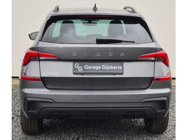 Skoda Kamiq 1.0 TSI Selection Camera achter - Keyless entree - Apple Carplay - Zwarte gril - 17 inch Wielen - Winter Pack - Keyless start - Privacy Glass - Virtual Desk - Zwart dak en A Stijl