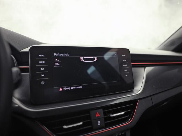 Skoda Kamiq 1.0 TSI Sport Automaat (KUIPSTOELEN, VIRTUAL COCKPIT, APPLE CARPLAY, GROOT NAVI, STOELVERWARMING, ADAPTIVE CRUISE, GETINT GLAS, ZWART HEMEL, NIEUWSTAAT)