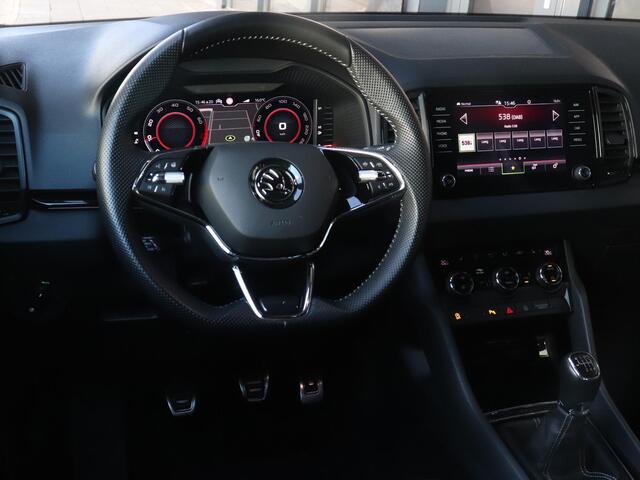 Skoda Karoq Sportline Business 1.5 TSI 150pk AUTOMAAT | Trekhaak | CANTON Audio | Elektrische Achterklep | Adaptieve Cruise Control | Stoel- & Stuurverwarming | Achteruitrijcamera |
