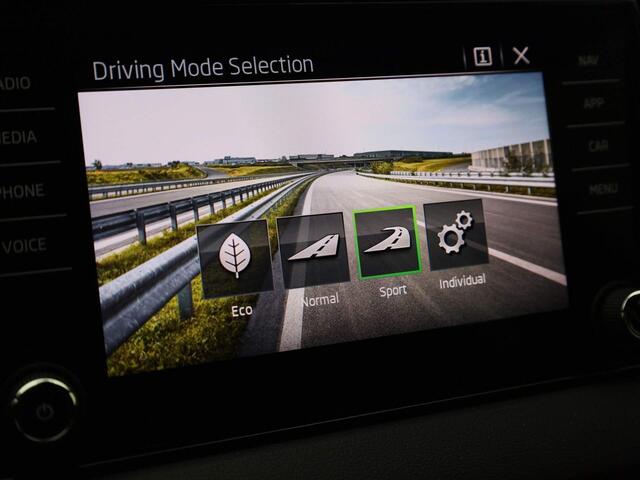 Skoda Karoq 1.5TSI/150PK Sportline DSG · Panoramadak · Navigatie · Camera+Parkeersensoren