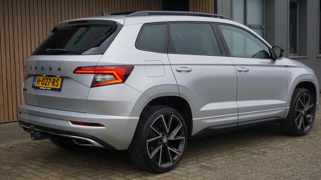 Skoda Karoq 1.5 TSI 150pk DSG Sportline Business Pano.Dak Trekhaak Canton *Black Pack* Virtual Cockpit 19inch LM *NL auto* 123780km!