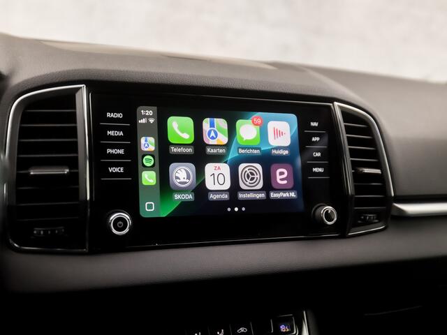 Skoda Karoq 1.5 TSI ACT Ambition Business 150Pk Automaat (APPLE CARPLAY, GROOT NAVI, CAMERA, TREKHAAK, SPORTSTOELEN, GETINT GLAS, PARKEERSENSOREN, CRUISE, NIEUWSTAAT)