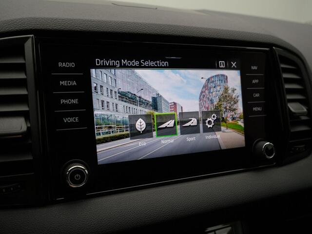 Skoda Karoq Sportline Business 1.5 TSI 150 pk DSG | Panoramadak | Trekhaak | Stoelverwarming | Achteruitrijcamera | Navigatie | Driving Mode Selection | 19 inch