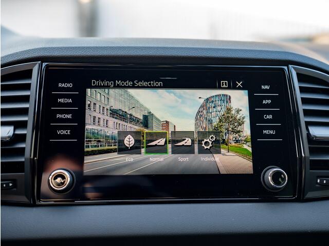 Skoda Karoq 1.5 TSI ACT Sportline Business | Elk. A-klep | Trekhaak | Keyless | Lane Assist | Camera | BlackStyle | Prijs Rijklaar!!