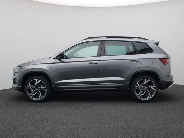 Skoda Karoq 1.5 TSI ACT Sportline Business 150PK DSG Pano-Schuifdak, Adaptieve Cruise Controle, Keyless, Virtual Pedal, Achteruitrijcamera, Stoel-Stuurverwarming, Side Assist, Trekhaak, 19" LM Velgen