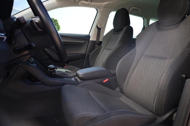 Skoda Karoq 1.5 TSI ACT Style Business 18" LMV Privacy glas chroom pakket LED koplampen stoelverwarming ACC adaptieve cruise control sport comfort stoel climatronic dealer onderhouden