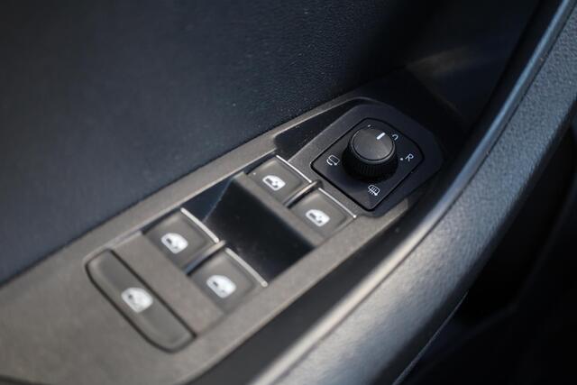 Skoda Karoq 1.5 TSI ACT Style Business 18" LMV Privacy glas chroom pakket LED koplampen stoelverwarming ACC adaptieve cruise control sport comfort stoel climatronic dealer onderhouden