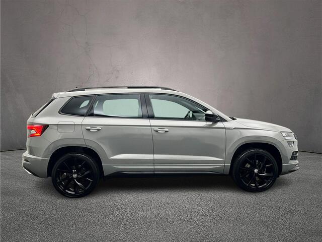 Skoda Karoq Sportline Business 1.5 TSI 150pk DSG Automaat Trekhaak, Panoramadak, Adaptive cruise control, Navigatie, Achteruitrijcamera, Stuurwiel verwarmd, LED koplampen