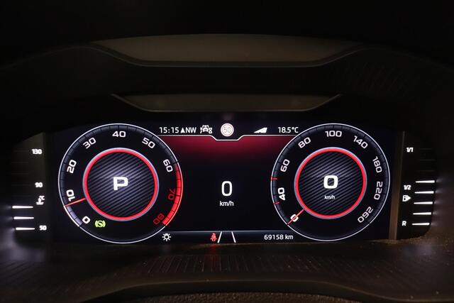 Skoda Karoq 1.5 TSI ACT Sportline Business | Adaptieve cruisecontrol | Camera | Panoramadak | Trekhaak | CANTON audio | Elektr achterklep | Stuur en stoel verwarming |