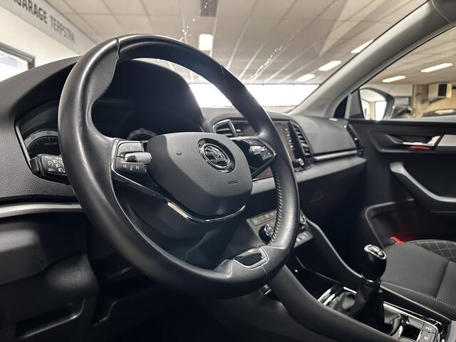 Skoda Karoq 1.0 TSI Business Edition/ LED Dagrijverl./ DAB+/ 16''LMV/ Keyless GO Apple+Android/ Clima/ Navi/ Cruise/ Bluetooth/ Multi.LEDER.Stuur/ Elek.Pakket/ Isofix/ PDC V+A.