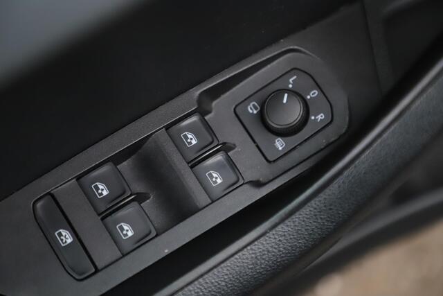 Skoda Karoq 1.0 TSI Ambition Business Navigatie Carplay Android Climate Cruise Control 17 inch LMV Steel Grey!