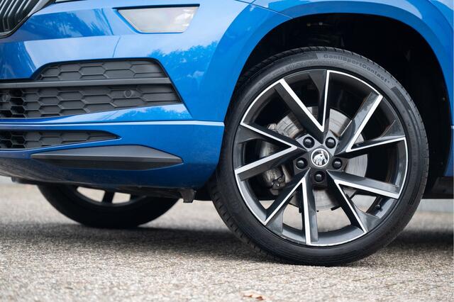Skoda Karoq 1.5 TSI ACT Sportline Business | Pano | Adapt. Cruise | Elek. Achterklep | 19" | Camera | Navi | Apple Carplay