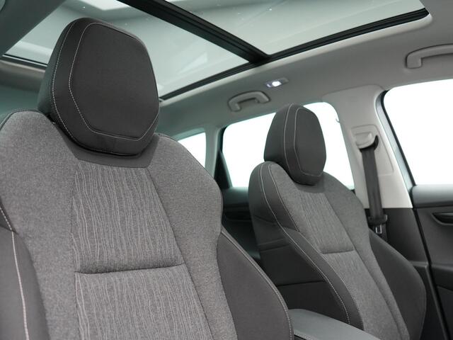 Skoda Karoq 1.0 TSI Style DSG116pk Dealer O.H. | Trekhaak Af Fabriek | Panodak | Camera | Apple Carplay | Sportstoelen Verwarmd | Navigatie | Keyless | Cruise Control | DAB |