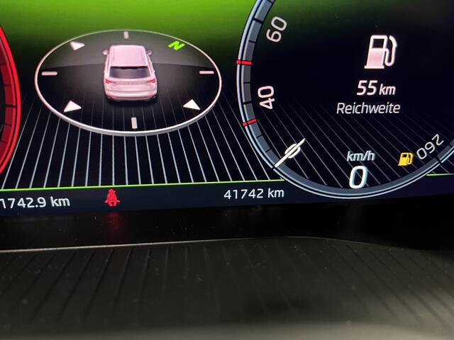 Skoda Karoq 1.0 TSI Ambition / ELEKTR. TREKHAAK/ KEYLESS/ SMARTLINK/ PARK. SENSOREN + CAMERA/ NAVI/ SPRAAKBEDIENING/ CLIMA/ STOEL-STUUR VERWARM.