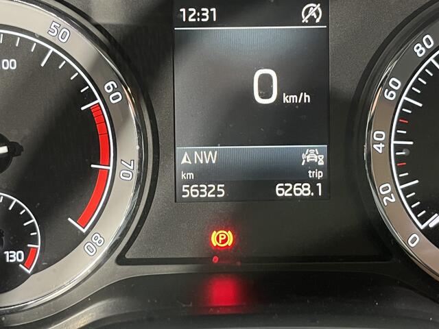 Skoda Karoq 1.0 TSI Ambition / CRUISE CONTROL/ SMARTLINK/ PARK. SENSOREN/ NAVI/ 17" LMV/ CLIMA/ STOEL VERWARM.