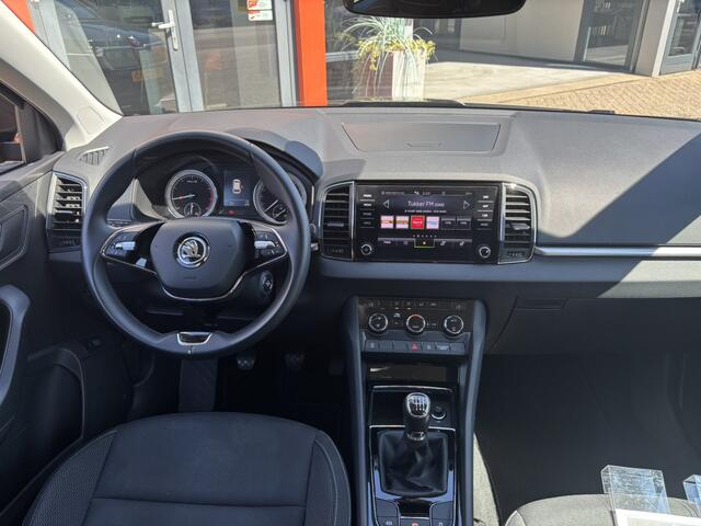 Skoda Karoq 1.0 TSI Business Edition / Applecarplay/Androidauto / Trekhaak Wegklapbaar / Electr. achterklep / Keyless / Led verlichting / Parkeersensoren